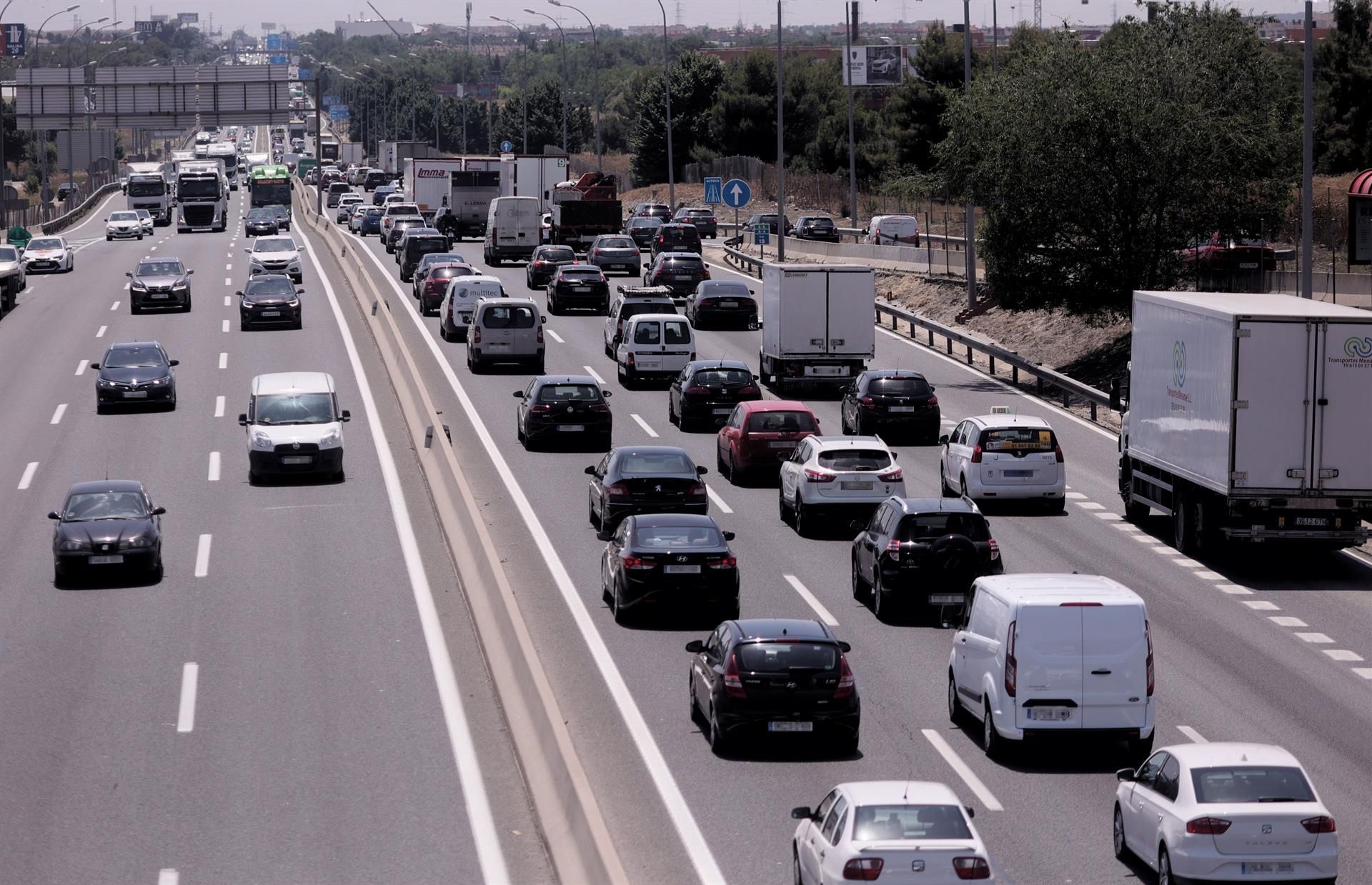 Tráfico de coches en una autovía. Zonas de bajas emisiones / Foto: EP