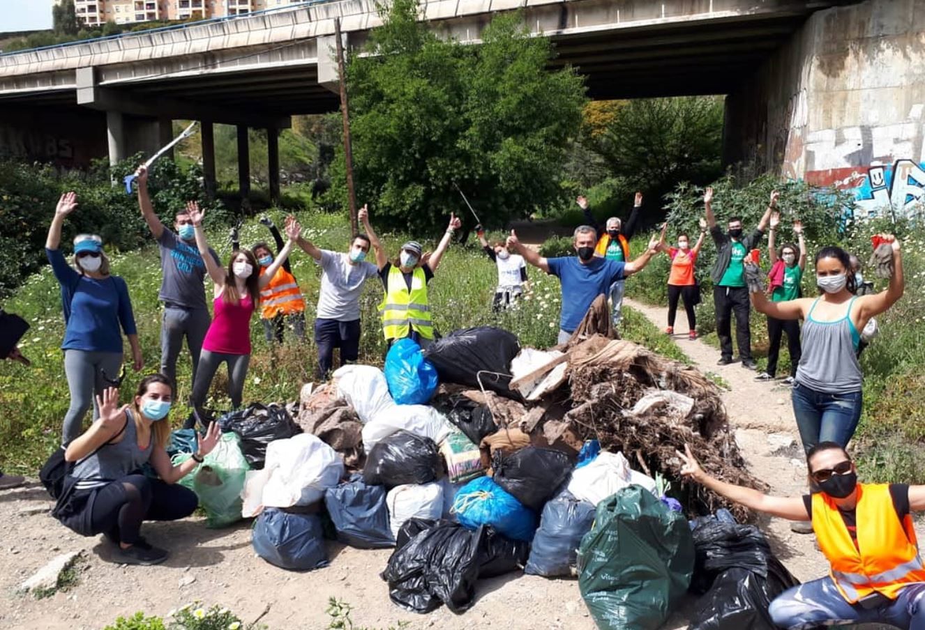 Volutarios en lucha contra la basuraleza de Andalimpia y Amigos del Mar después de una jornada de recogida de residuos / Foto:  Andalimpia y Amigos del Mar