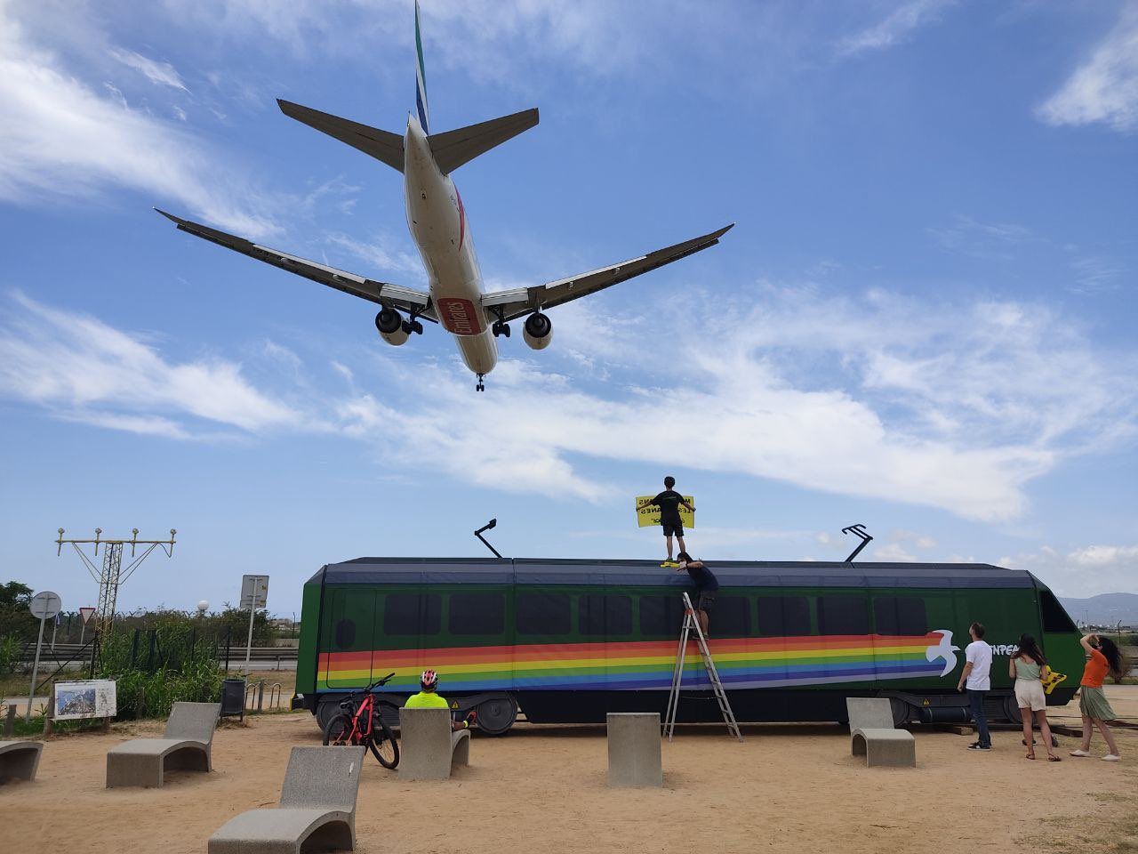 Greenpeace lleva un vagón al Aeropuerto de Barcelona para exigir más trenes y menos aviones ante el "enorme impacto climático" / Foto: Greenpeace