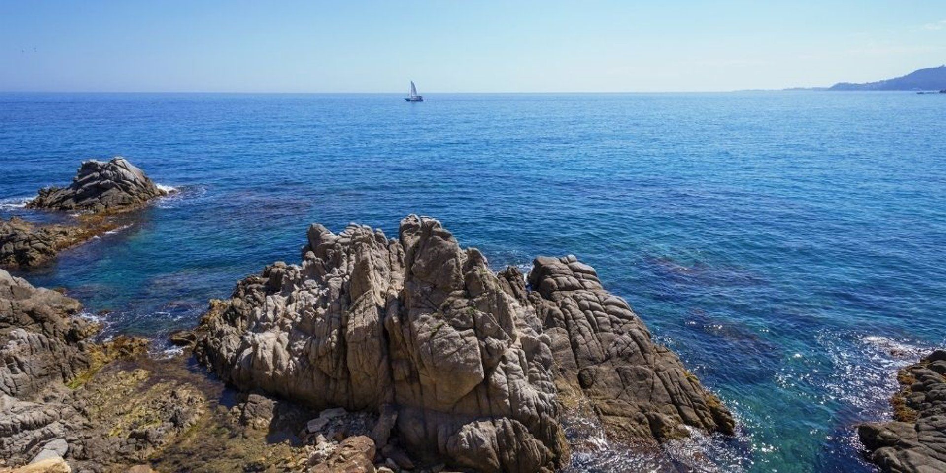 Un velero navega cerca de la costa. Ordenación del espacio marítimo / Foto: EP