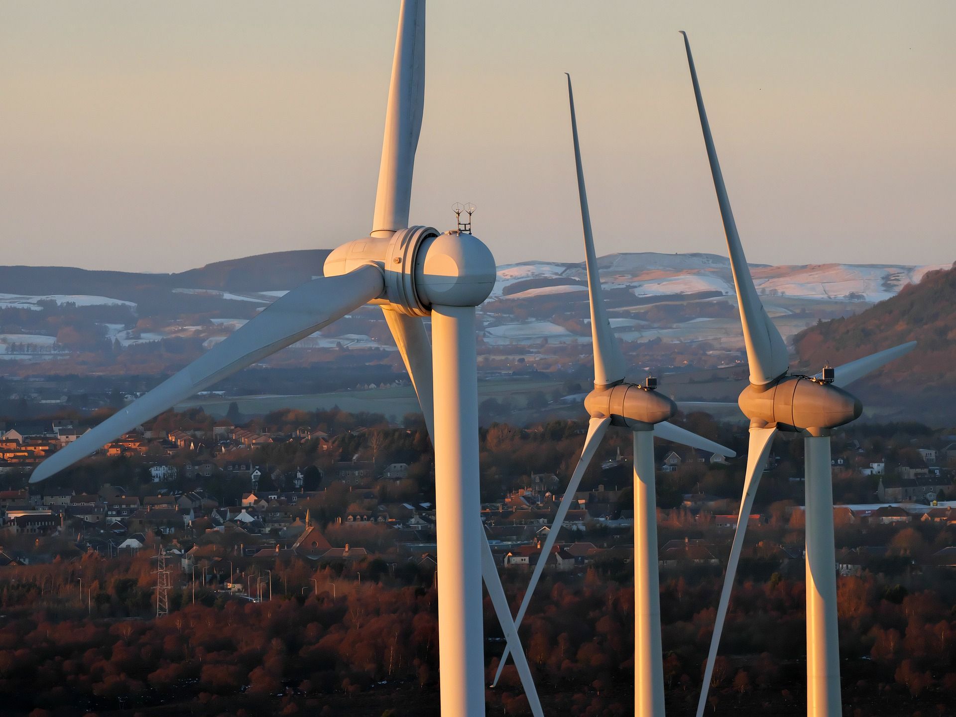 Aerogeneradores a pocos metros de áreas habitadas y de gran valor ambiental. Valles Pasiegos / Foto: Emphyrio - Pixabay