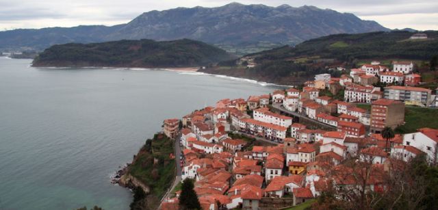 Vistas de Lastres desde el mirador de San Roque. Es una villa marinera perteneciente al concejo asturiano de Colunga / Foto: Ramón Noriega - Wikimedia