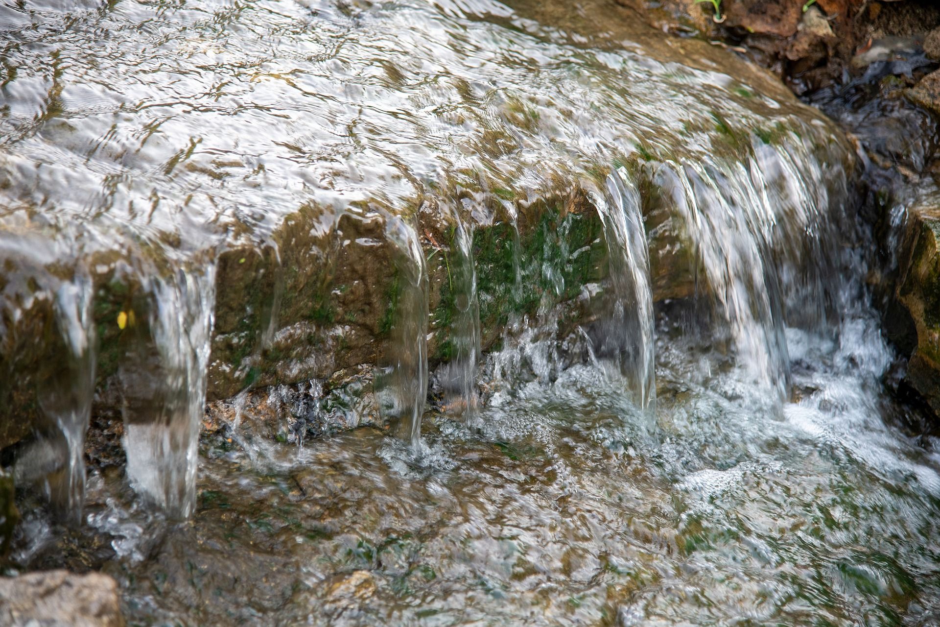 Vertidos contaminantes de Sniace al río / Foto: Robert Woeger - Pixabay 