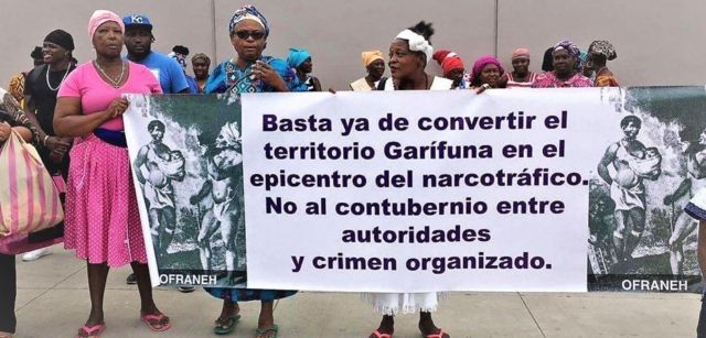 La lideresa Miriam Miranda y demás miembros de la Ofraneh, en constante manifestación en protesta por la defensa de los territorios ancestrales garífunas / Foto: Ofraneh La lideresa Miriam Miranda y demás miembros de la Ofraneh, en constante manifestación en protesta por la defensa de los territorios ancestrales garífunas / Foto: Ofraneh