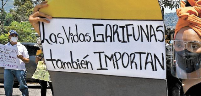 Un grupo de activistas con un cartel que dice 'Las vidas garifunas también importan' / Foto: Ofraneh