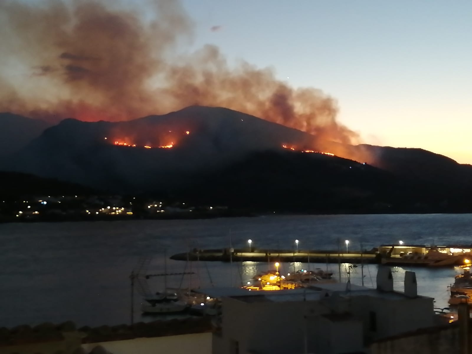 Vistas del incendio del Parque Natural del Cap de Creus (Girona) en Catalunya desde el Port de la Selva / Foto: FFM