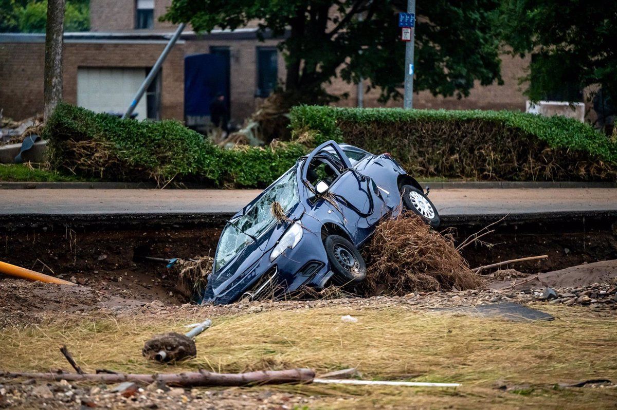 Un coche tras las inundaciones en el oeste de Alemania / Foto: Markus Klümper - DPA - EP