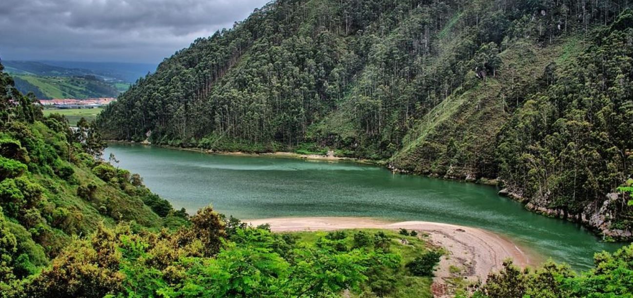 Ría de Tina Mayor, Cantabria. Desarrollo eólico en los montes de Cantabria / Foto: Carlos Urteaga Pintado - Pixabay