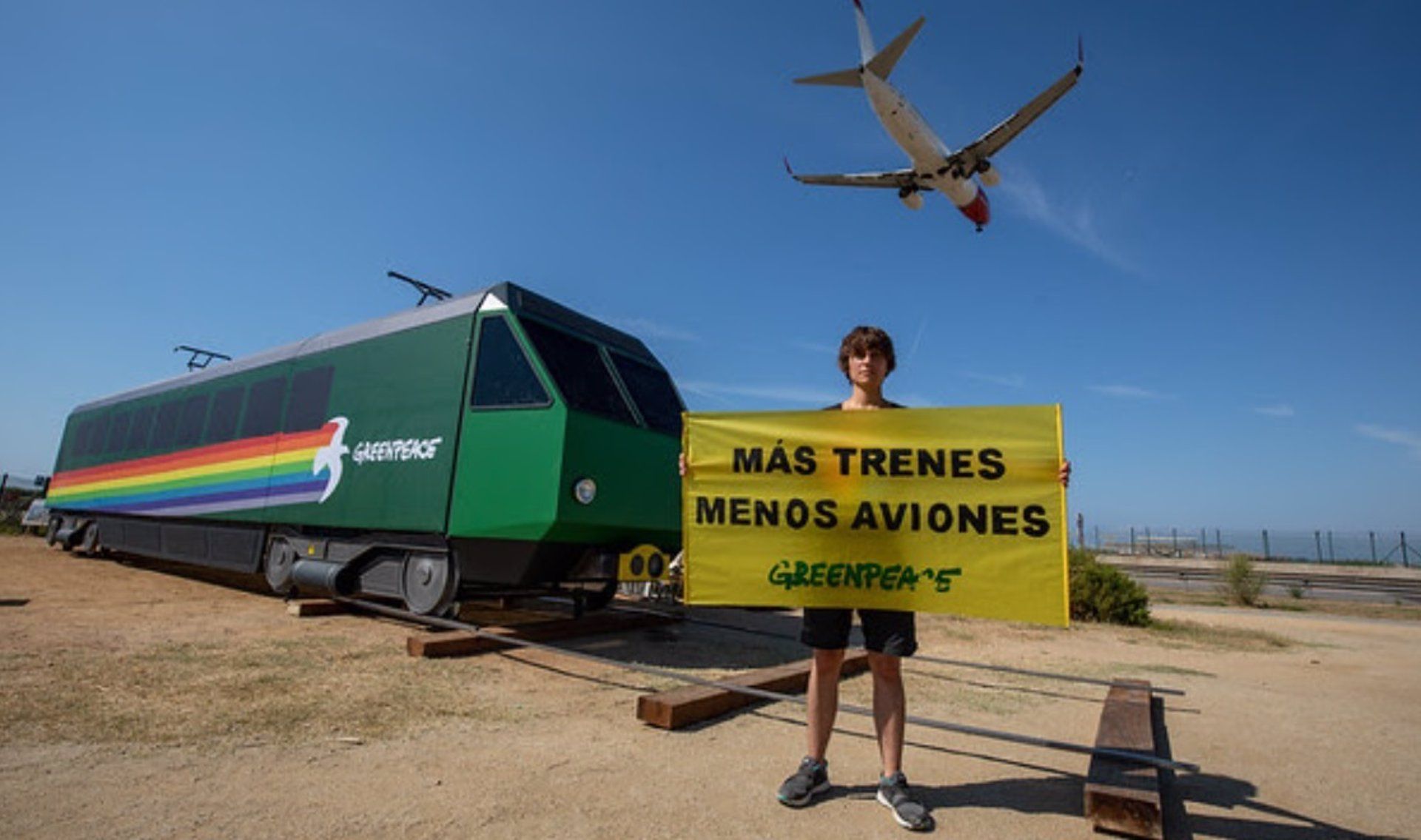 Acción de protesta de Greenpeace contra la ampliación del aeropuerto de Barcelona / Foto: EP
