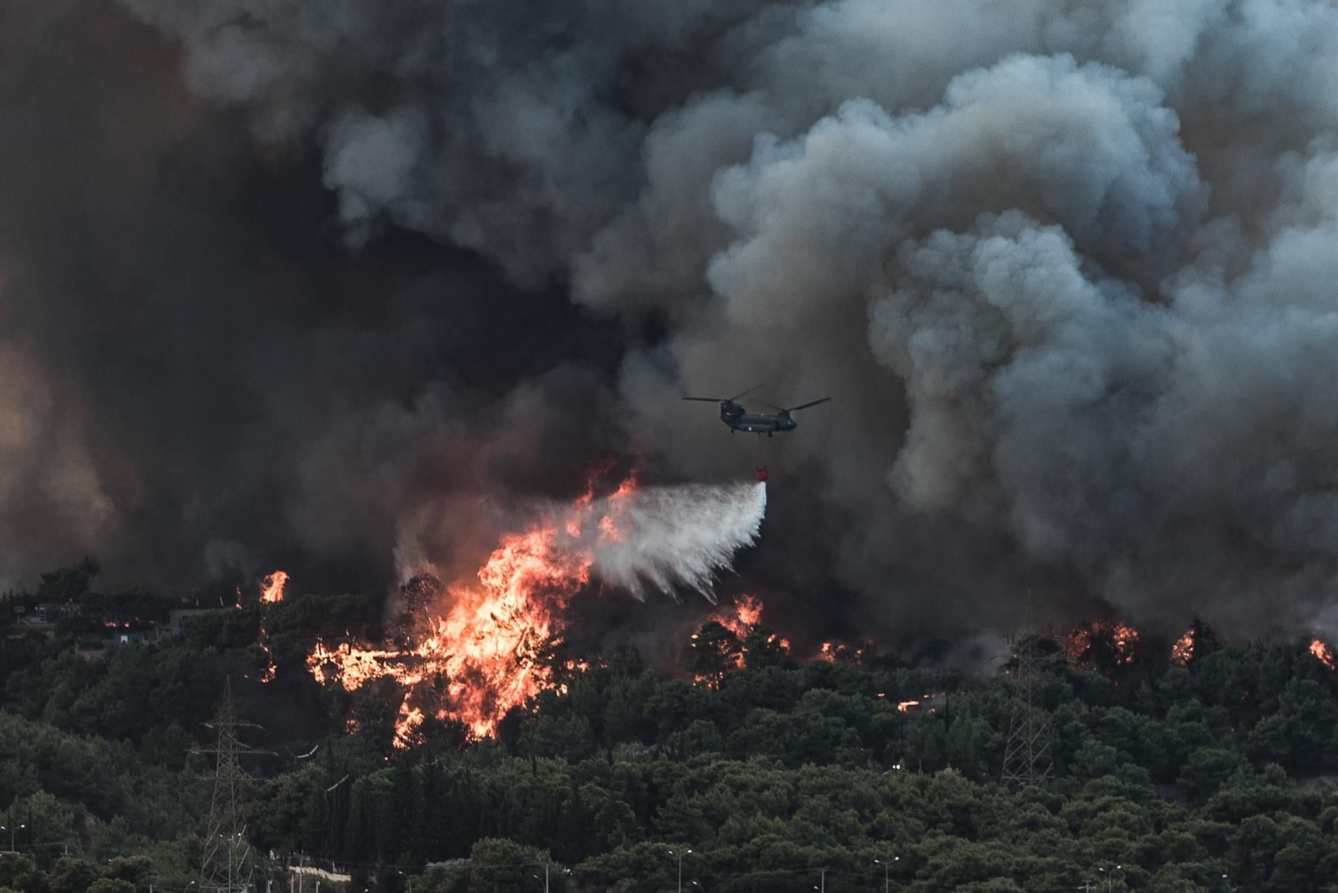 Un avión lanza agua sobre un incendio forestal en Grecia / Foto: EP