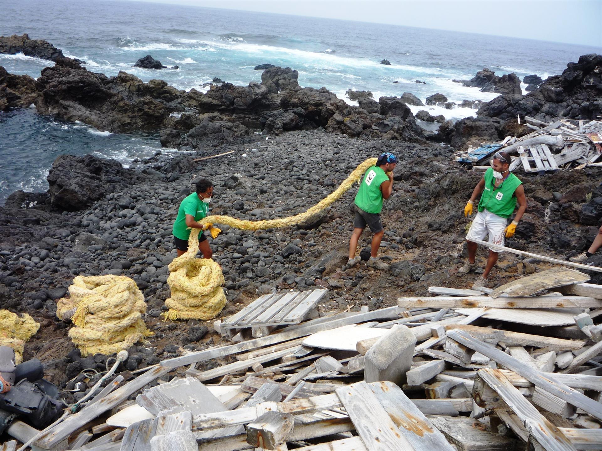 Voluntarios de WWF limpiando la isla de Alegranza (Canarias) / Foto: EP