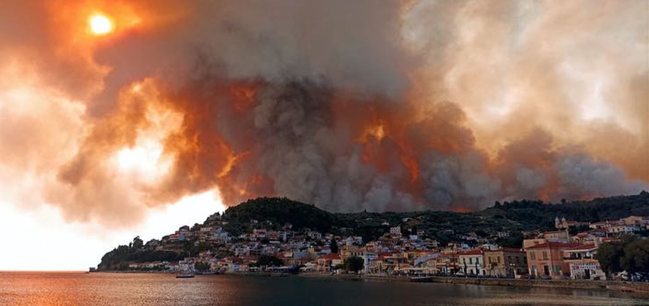 Las olas de calor provocan sequías e incendios forestales como los fuegos en Grecia. Cinco claves sobre el último informe IPCC / Foto: EP