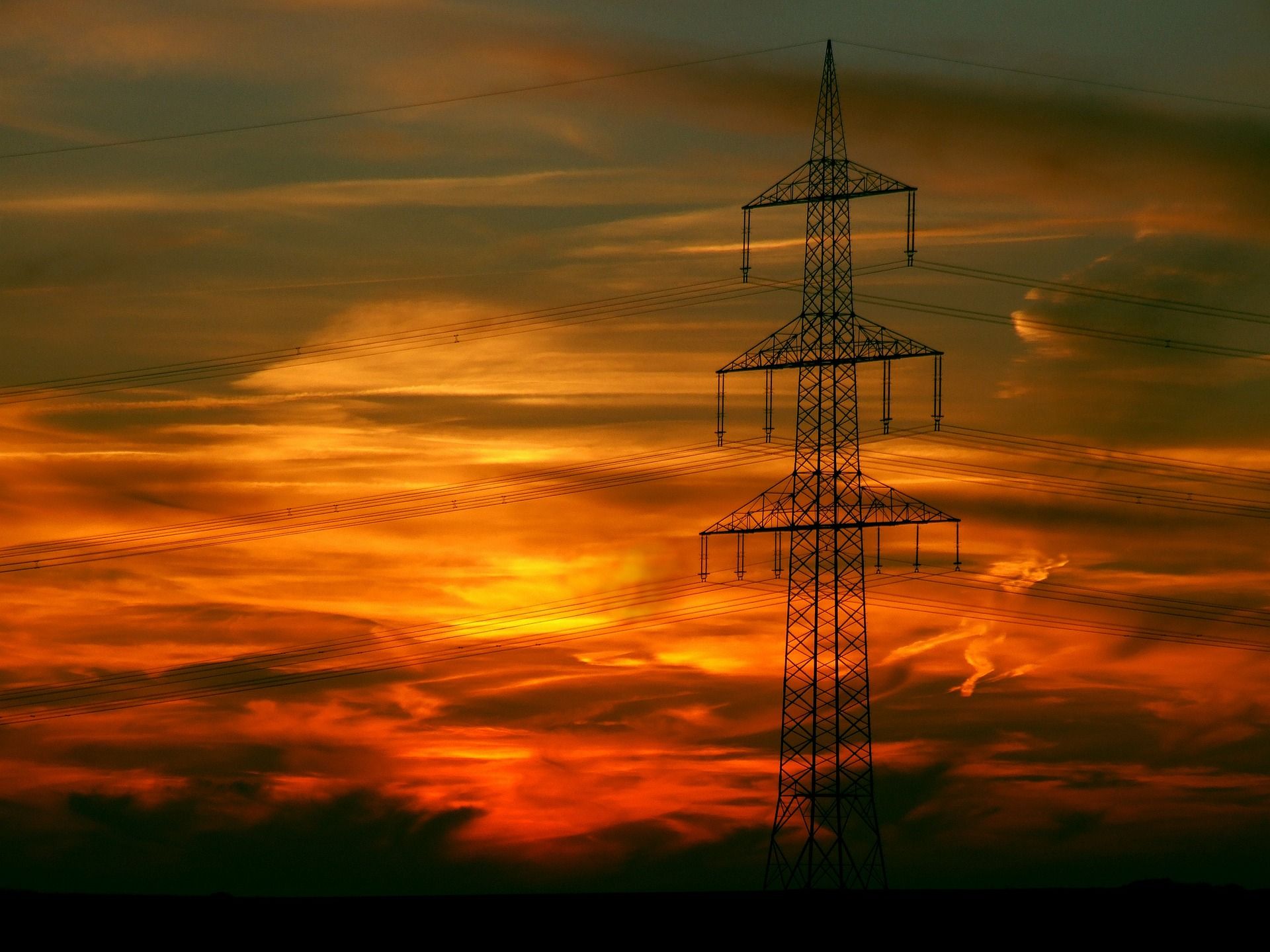 Torre eléctrica de alta tensión. ¿Será la de agosto la factura de la luz la más cara hasta la fecha? / Foto: Pixabay