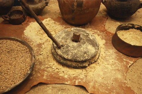 Elaboración del gofio en molino de piedra manual / Foto: Soront - Wikipedia