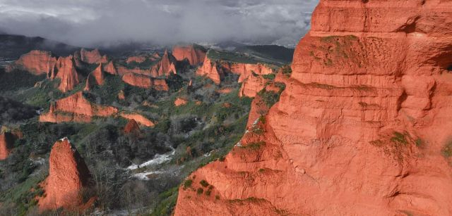 Vistas de Las Médulas, una antigua explotación minera de oro romana en la comarca de El Bierzo en la provincia de León, Castilla y León / Foto: Turismo del Bierzo