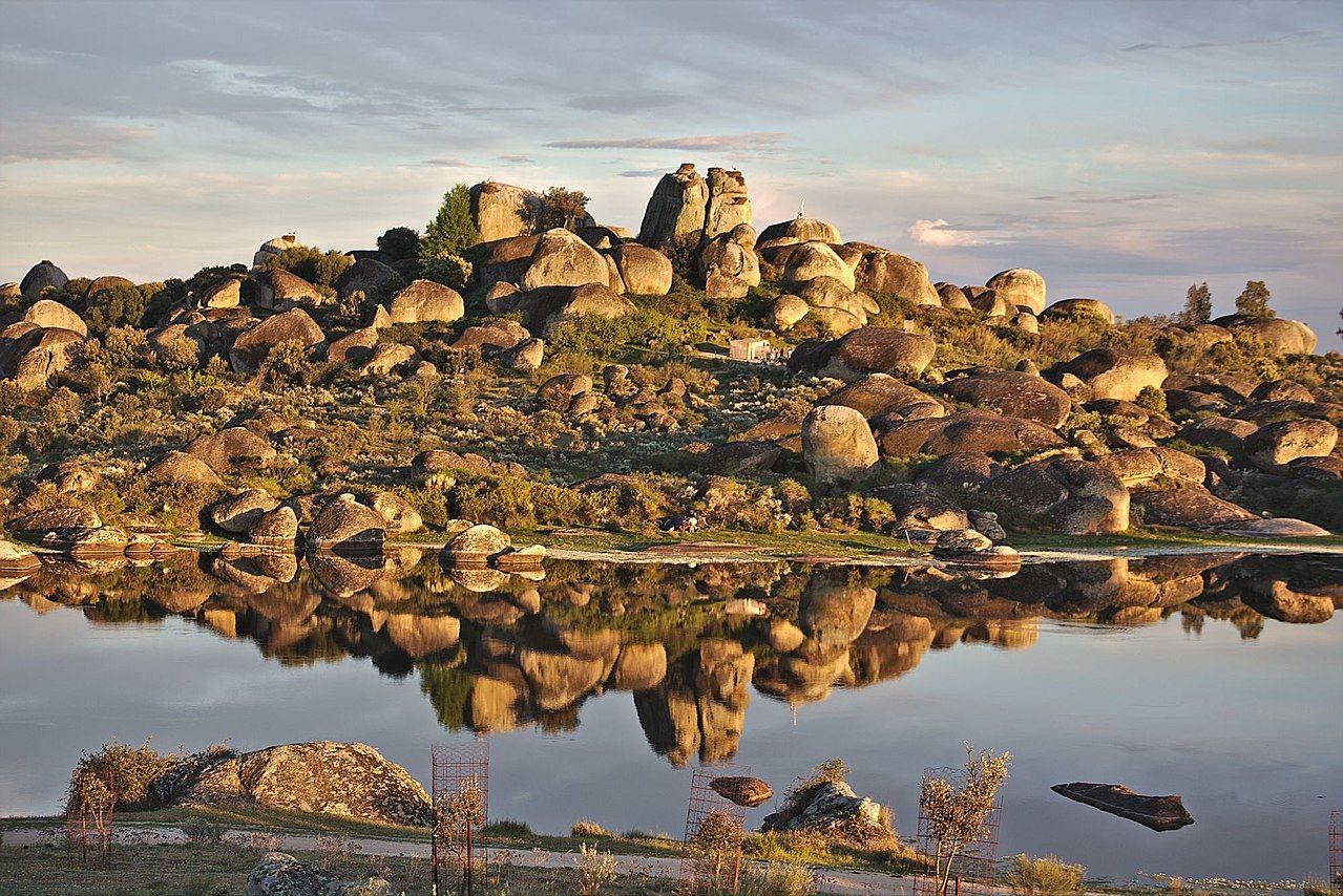 Vistas de Peñas del Tesoro a orillas del Charco del Barrueco de Abajo, Reserva Natural de los Barruecos en Cáceres (Extremadura) / Foto: Malpartida de Cáceres