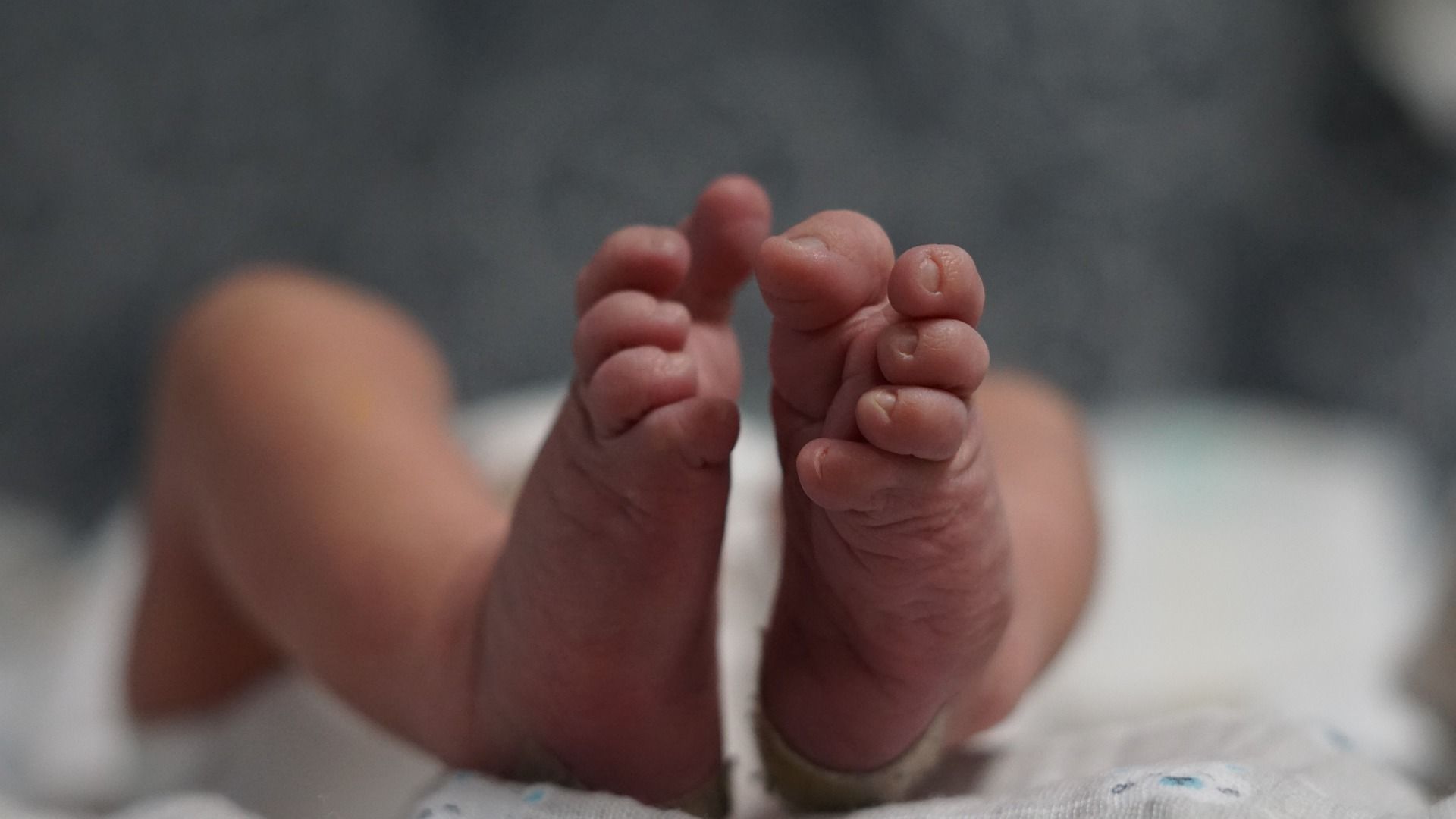 Pies de un bebé. La exposición al humo de los incendios durante el embarazo aumenta el riesgo de parto prematuro / Foto: Pixabay