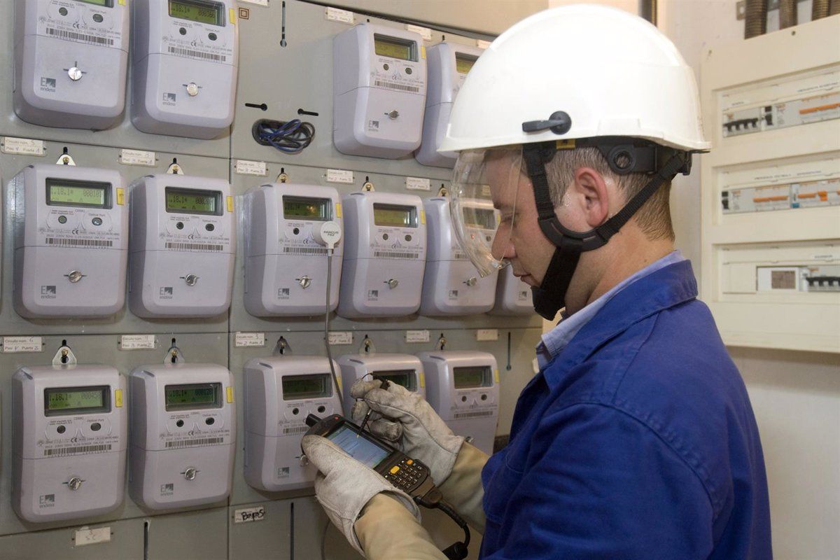 Un técnico comprueba contadores eléctricos inteligentes. Precio de la luz / Foto: Archivo - EP