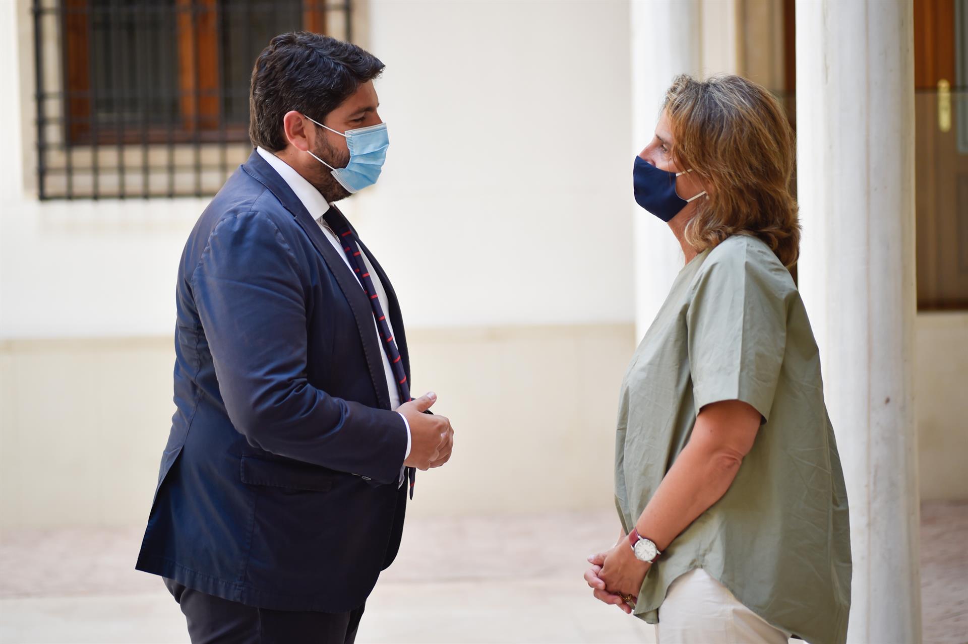 La vicepresidenta tercera y ministra de Transición Ecológica y Reto Demográfico, Teresa Ribera (d), y el presidente de la Región de Murcia, Fernando López Miras / Foto: EP