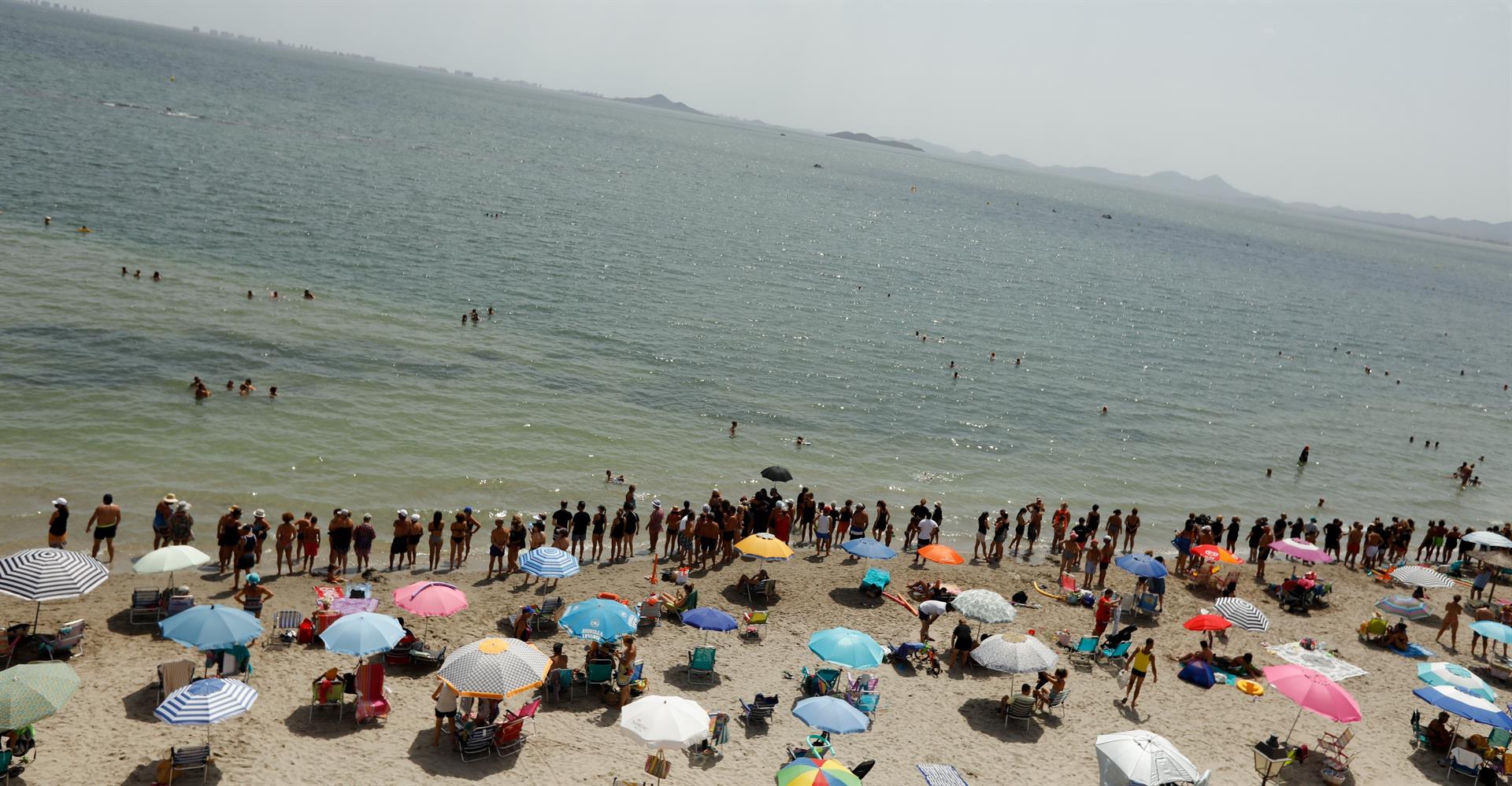 Cadena humana por el Mar Menor en los Alcazares, Murcia / Foto: Edu Botella - EP