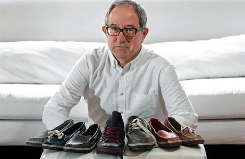 Segarra con varios modelos de zapatos 100% biodegradables / Foto: Ernesto Segarra
