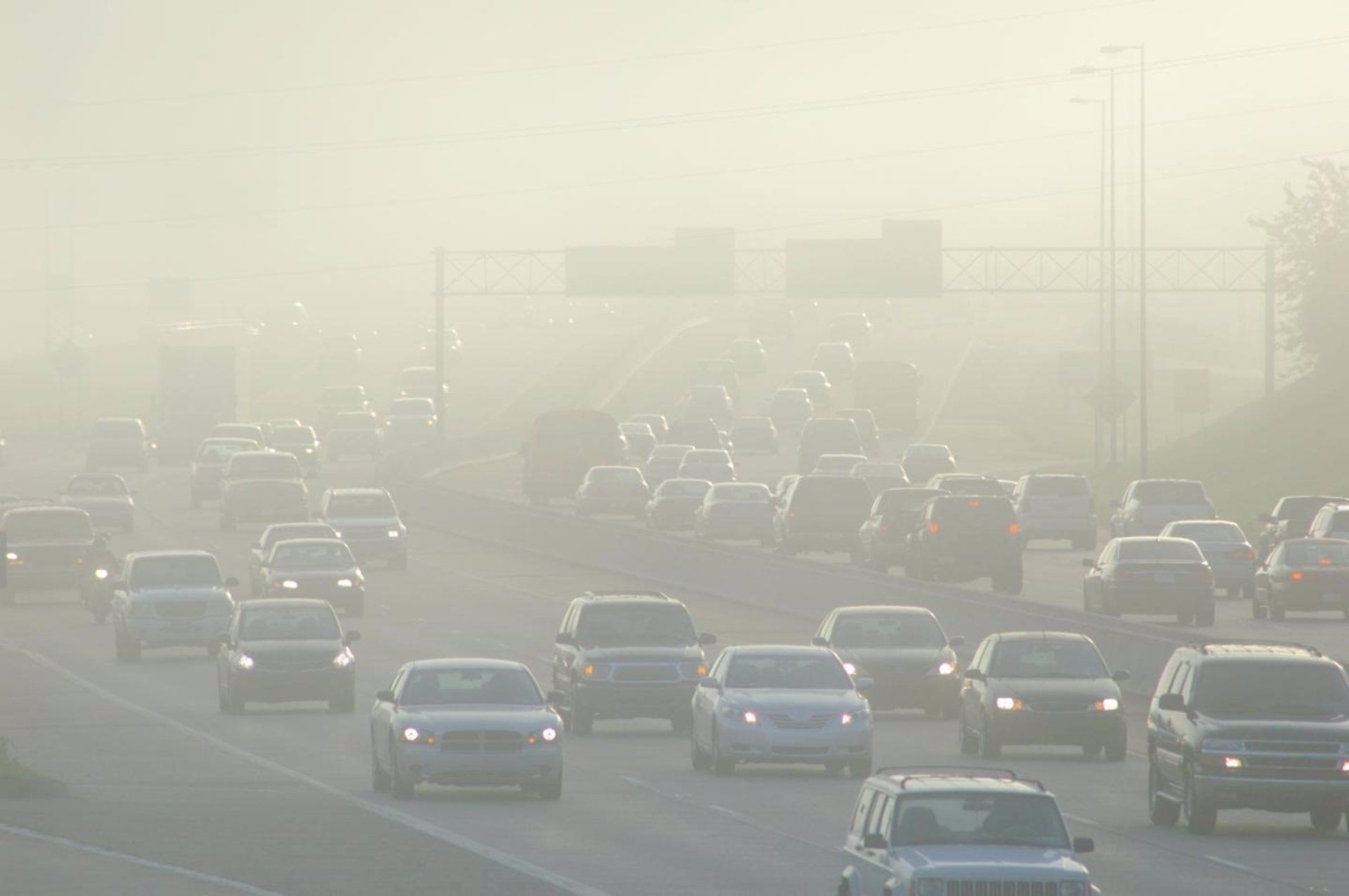 Contaminación, tráfico, atasco, coches, niebla. La ONU estima que el fin del uso de gasolina con plomo / Foto: EP