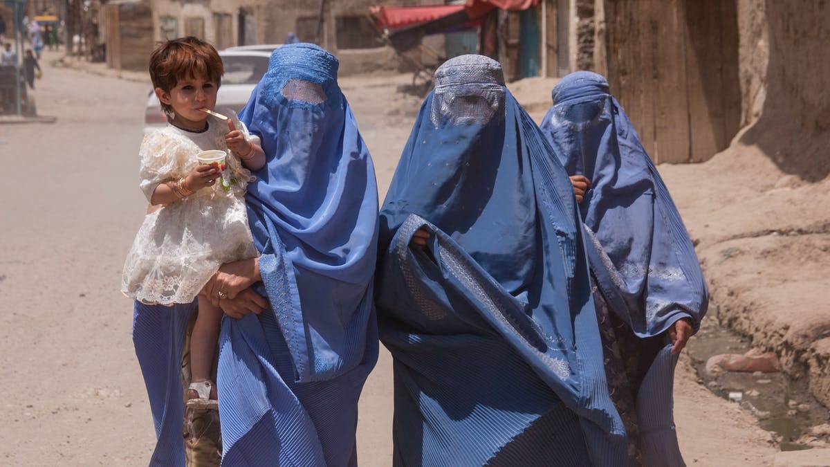 Grupo de mujeres con burka en Kabul en Afganistán, propio del régimen de los talibanes / Foto: The Conversation
