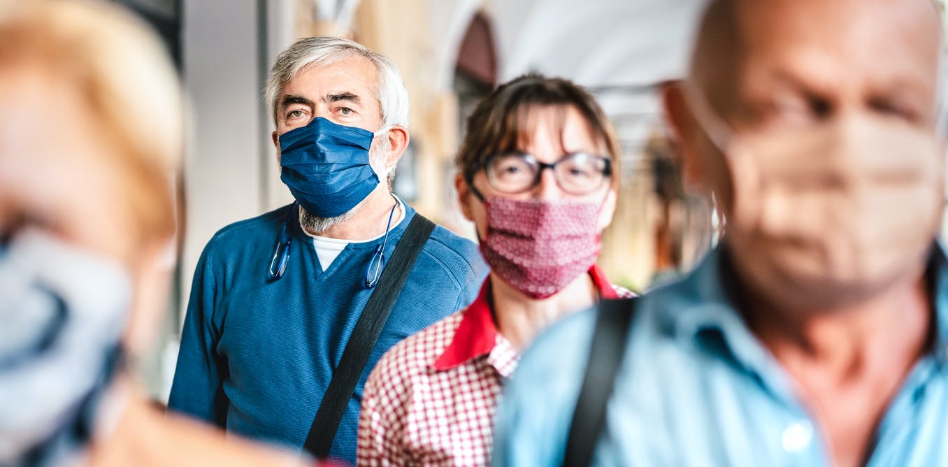 Peronas con mascarillas. Las personas vacunadas contra la covid-19 transmiten menos / Foto: The Conversation