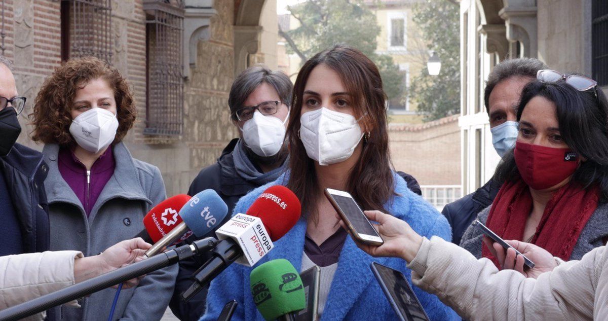 La portavoz de Más Madrid en el Ayuntamiento, Rita Maestre,  rodeada de ediles del grupo municipal / Foto: EP