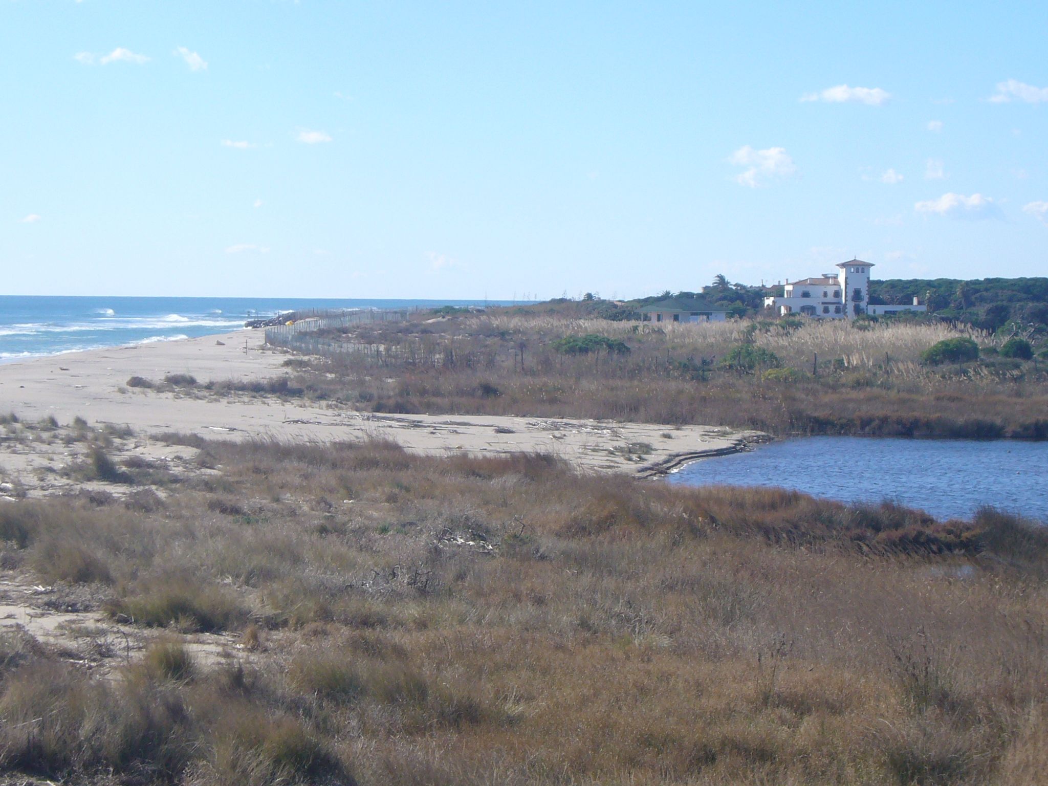 Estany de la Ricarda, Platja del Prat y Estany de la Magarola que podría verse afectada por la ampliación del aeropuerto de Barcelona / Foto: Wikipedia