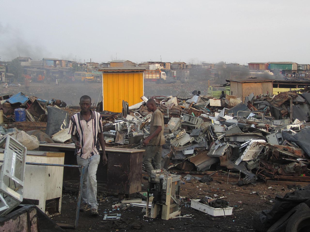 Varias personas trabajan en el barrio Agbogbloshie, convertido en vertedero de residuos electrónicos, se encuentra en un suburbio de Accra, Ghana / Foto: Wikimedia