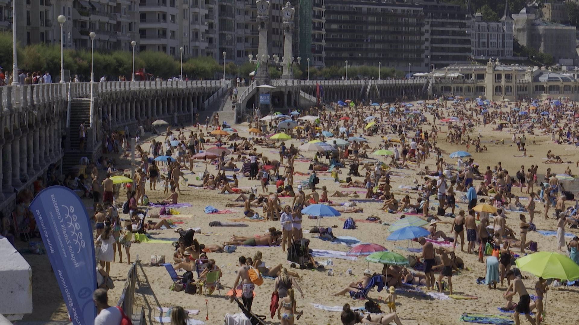 Playa de La Concha, San Sebastián, exhiben la bandera amarilla por aparición de un alga tóxica / Foto: EP