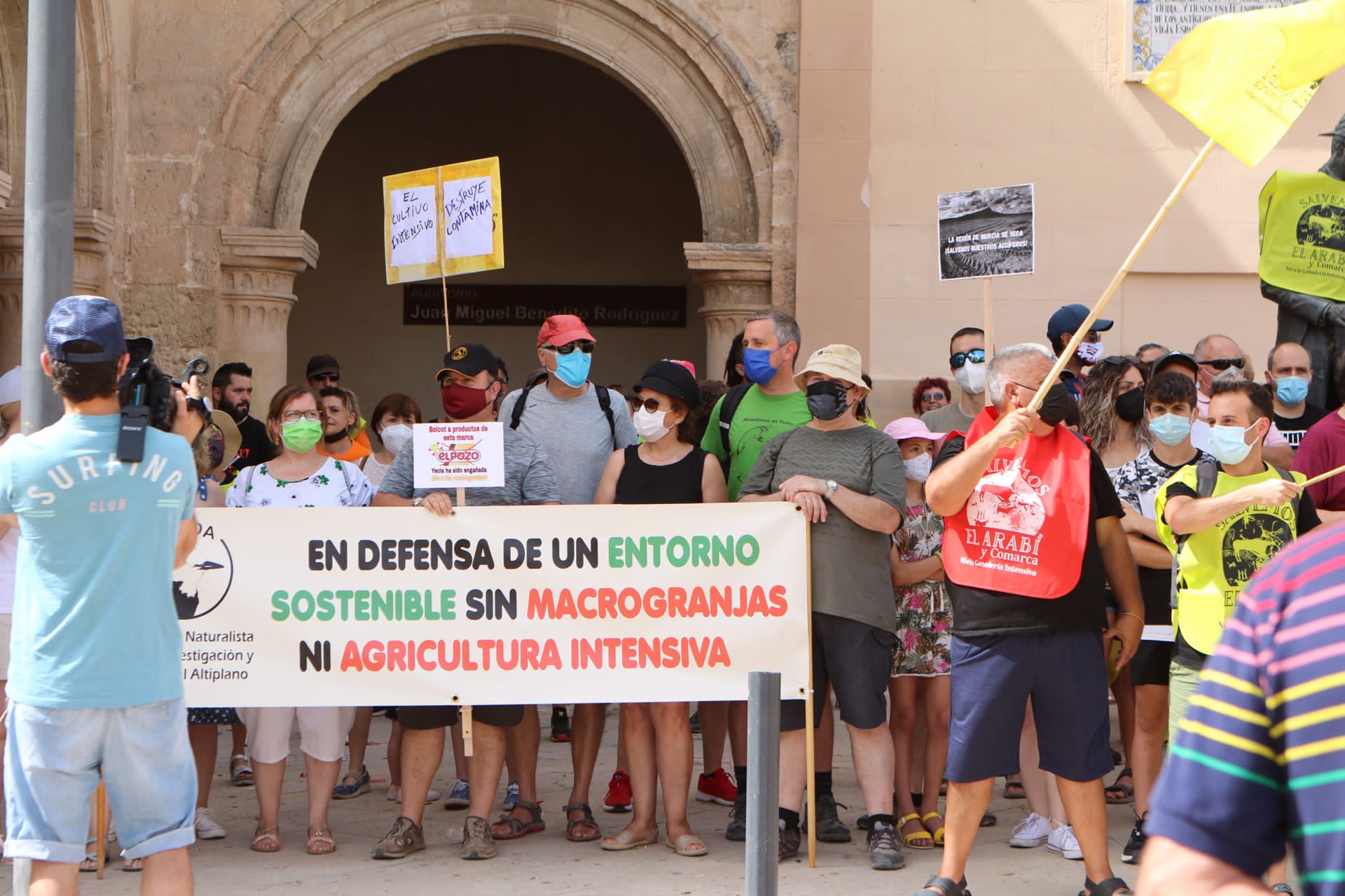 Un grupo de personas en la 'Marcha Salvemos el Arabí' en Yecla en la manifestación del 11 julio 2021 / Foto: Martín Ortega