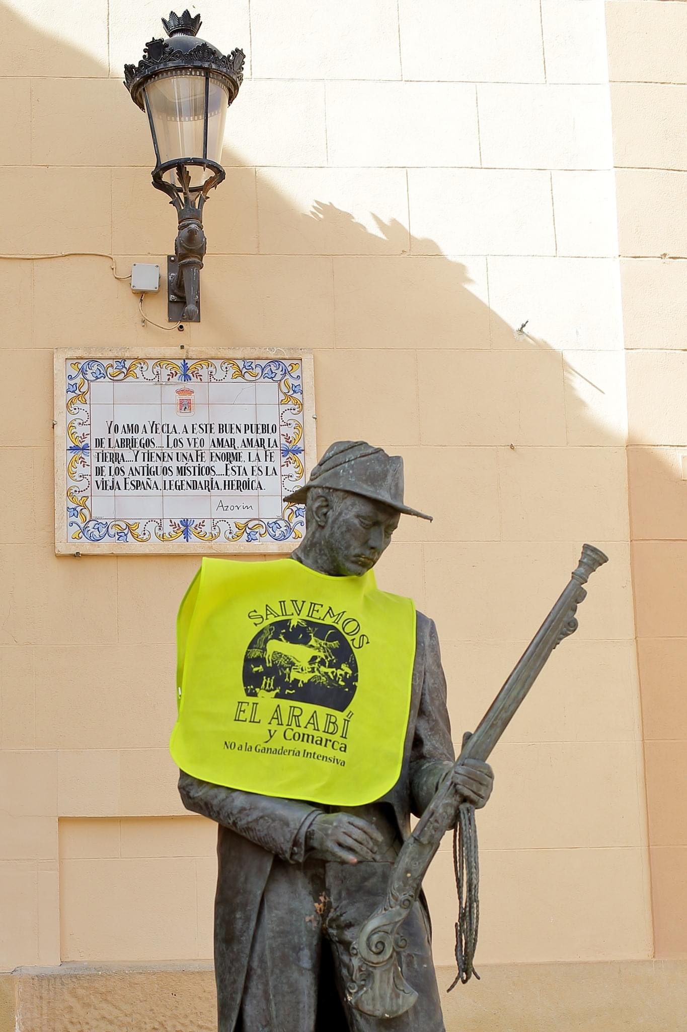 Estatua de bronce  que homenajea a la tradicional figura del arcabucero junto a la Plaza Mayor de Yecla, con un chaleco de la plataforma ‘Salvemos el Arabí y Comarca’ / Foto: David López