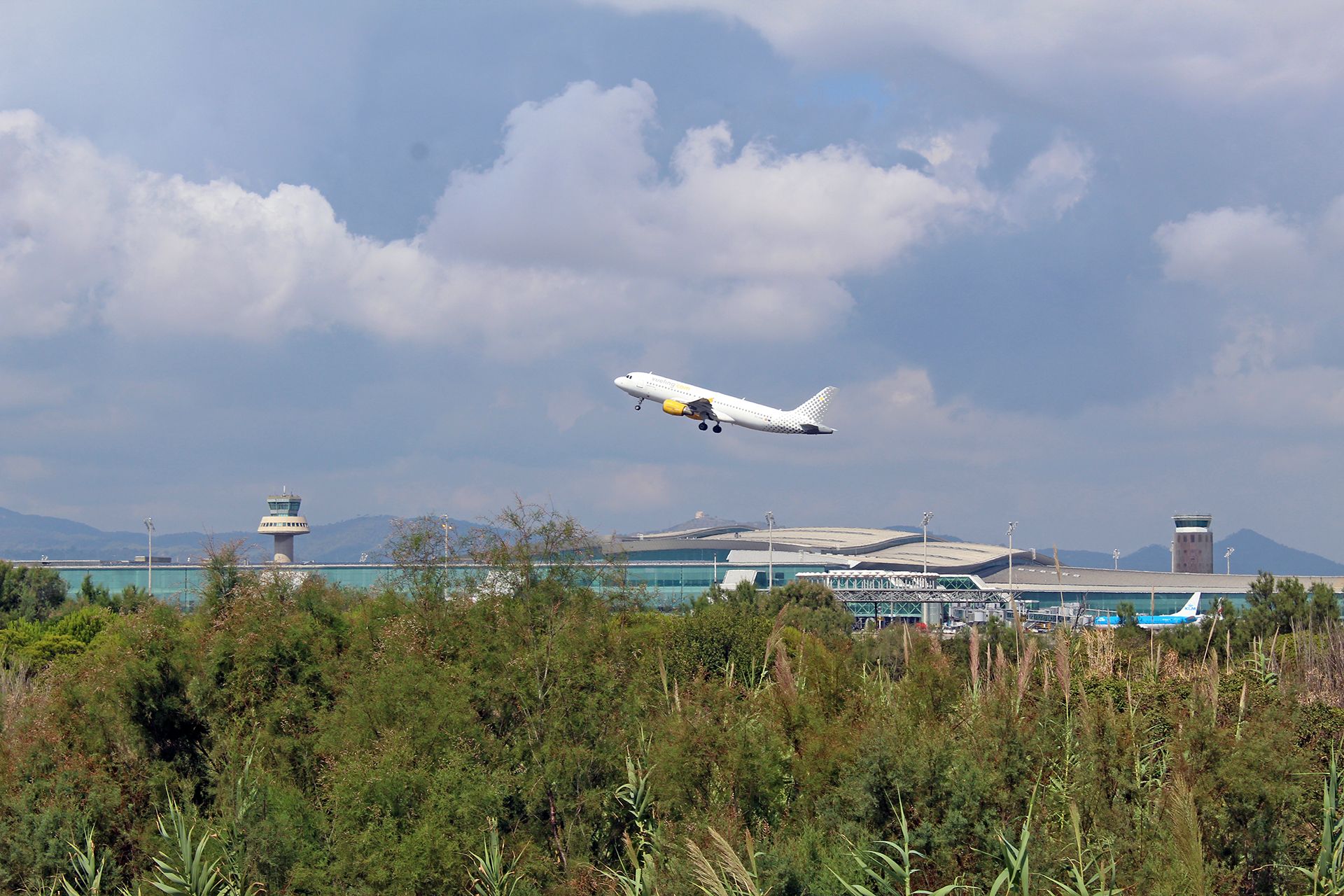 Un avión despega desde el aeropuerto del Prat, Barcelona / Foto: FFM – EA