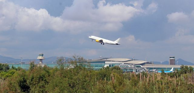 Un avión despega desde el aeropuerto del Prat, Barcelona / Foto: FFM – EA Un avión despega desde el aeropuerto del Prat, Barcelona / Foto: FFM – EA