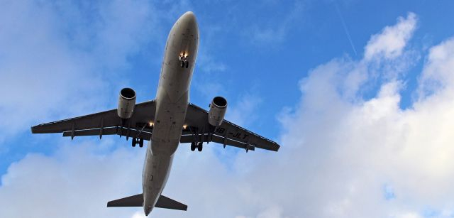 Vistas desde el suelo de la parte inferior de un avión en el aeropuerto del Prat, Barcelona / Foto: FFM - EA Vistas desde el suelo de la parte inferior de un avión en el aeropuerto del Prat, Barcelona / Foto: FFM - EA