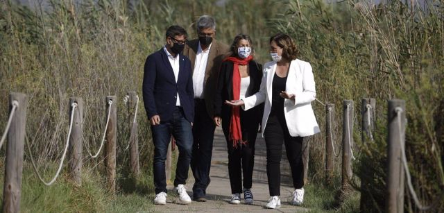 La alcaldesa de Barcelona, Ada Colau, pasea por la Ricarda junto a la vicepresidenta segunda, Yolanda Díaz / Foto: Kike Rincón - EP La alcaldesa de Barcelona, Ada Colau, pasea por la Ricarda junto a la vicepresidenta segunda, Yolanda Díaz / Foto: Kike Rincón - EP