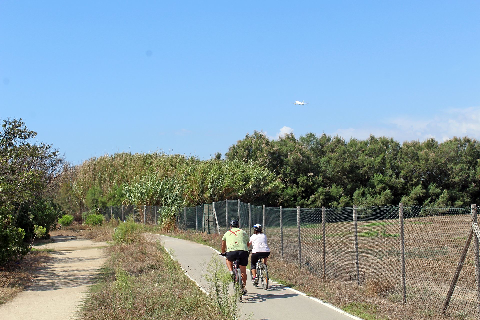 Dos personas pasean en bicicleta por El Prat, cerca del Aeropuerto / Foto: FFM - EA