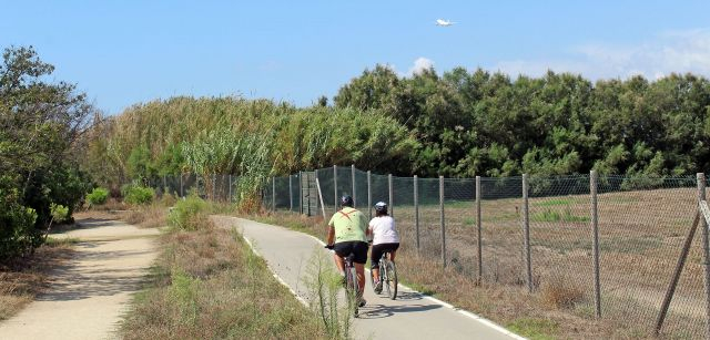 Dos personas pasean en bicicleta por El Prat, cerca del Aeropuerto / Foto: FFM - EA Dos personas pasean en bicicleta por El Prat, cerca del Aeropuerto / Foto: FFM - EA