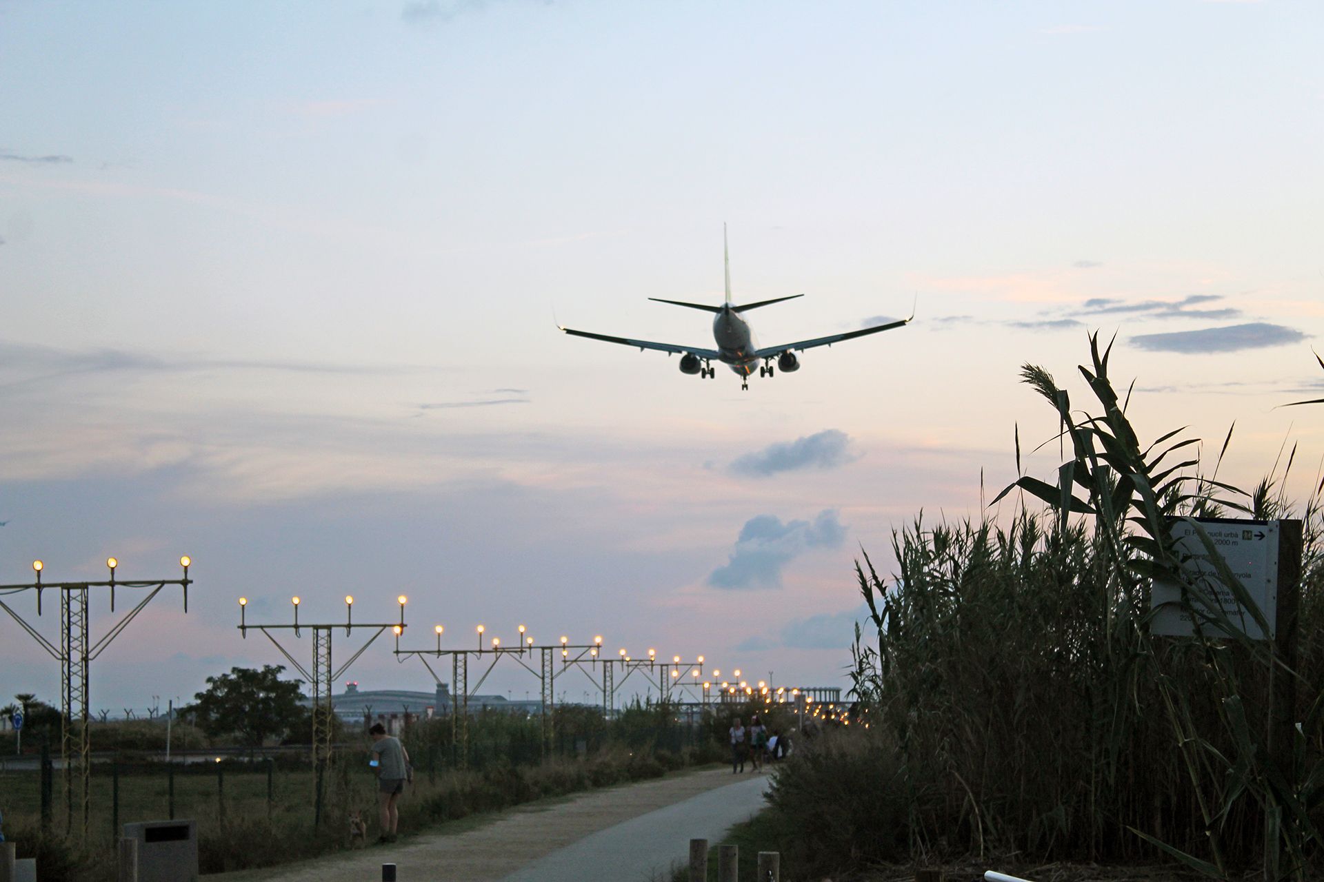 Un avión aterriza en el aeropuerto de El Prat / Foto: FFM - EA