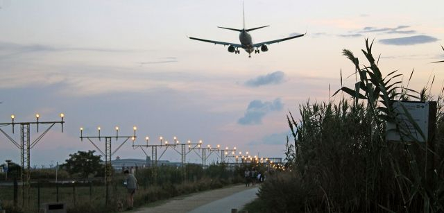 Un avión aterriza en el aeropuerto de El Prat / Foto: FFM - EA Un avión aterriza en el aeropuerto de El Prat / Foto: FFM - EA