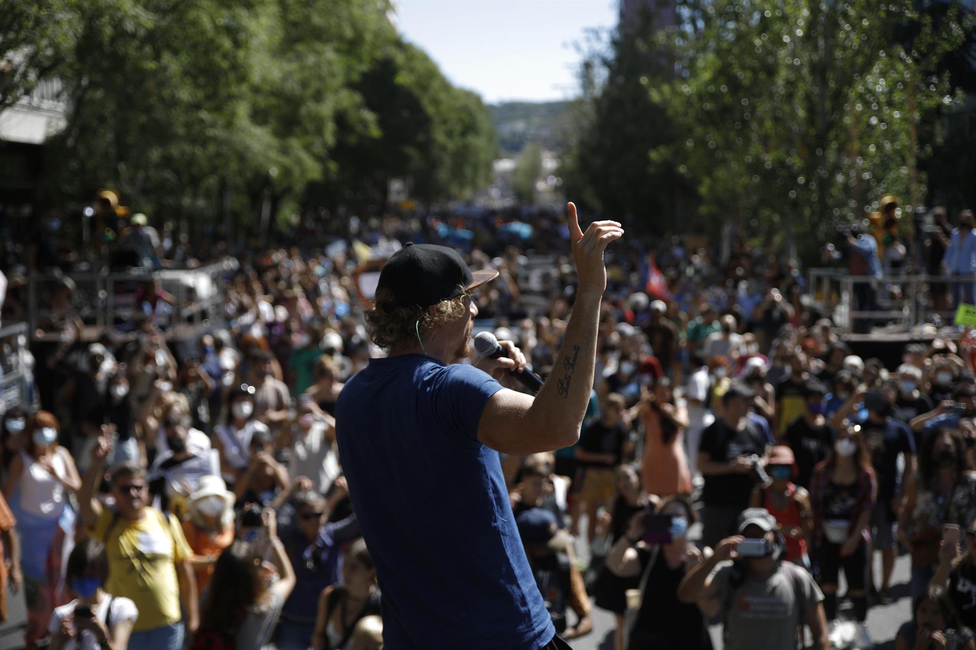 El cantante Macaco, Daniel Carbonell de las Heras,  actúa en una concentración contra la ampliación del Aeropuerto de Barcelona-El Prat / Foto: EP