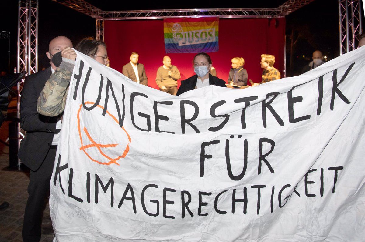Pancarta sobre la huelga de hambre de activistas contra el cambio climático / Foto: EP