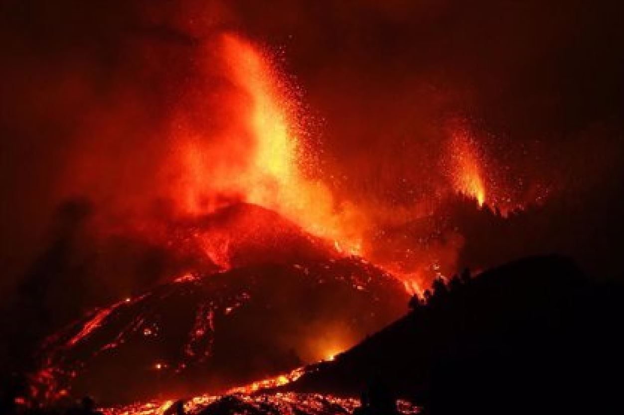 Una boca eruptiva del volcán de 'Cumbre Vieja' expulsa lava y piroclastos en la zona de Cabeza de Vaca, en El Paso, La Palma / Foto: EP