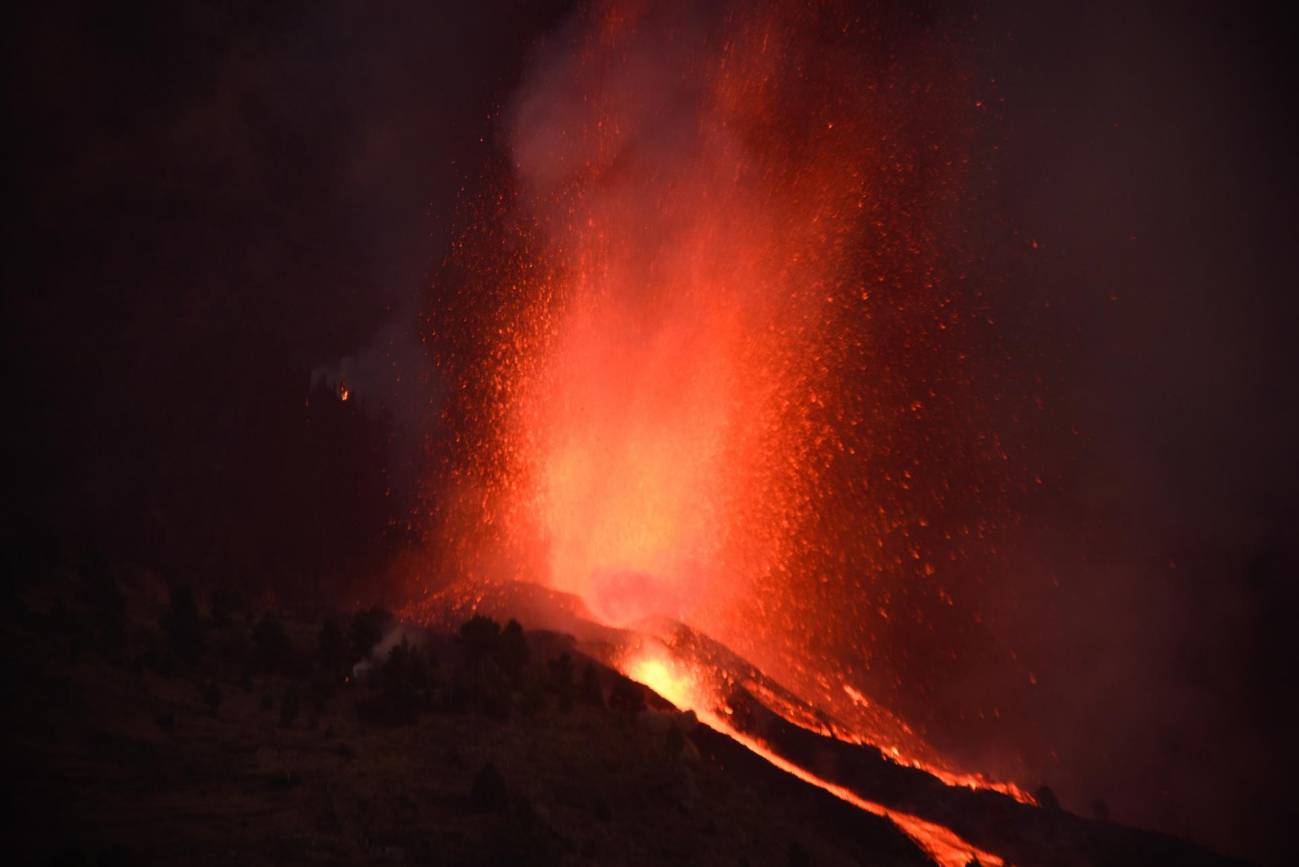 Anoche, tras la erupción del volcán de Cumbre Vieja en la isla canaria de La Palma / Foto: Miguel Calero - EFE - SINC