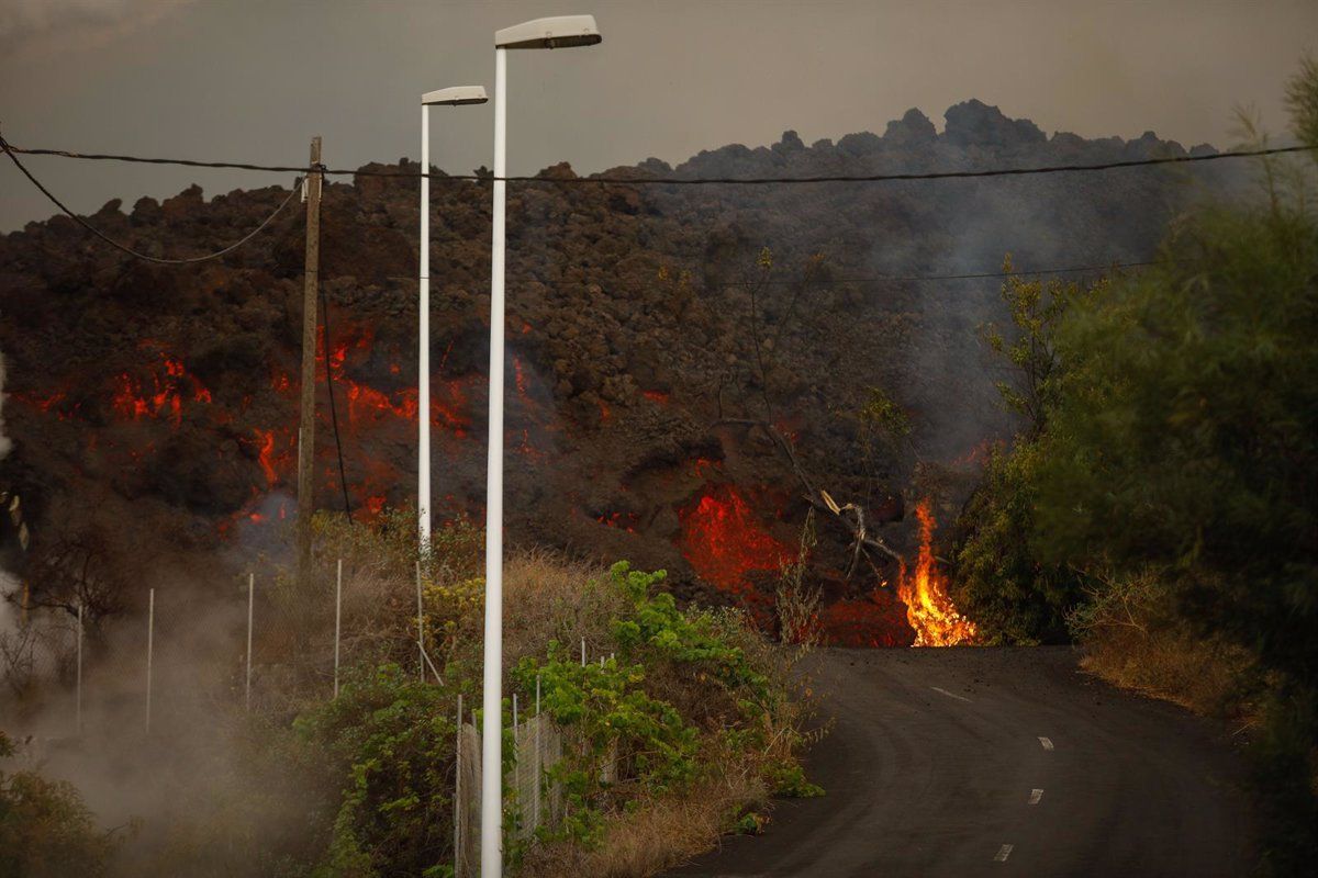 Las lenguas de lava avanzan en La Palma tras la erupción del volcán en Cumbre Vieja / Foto: EP