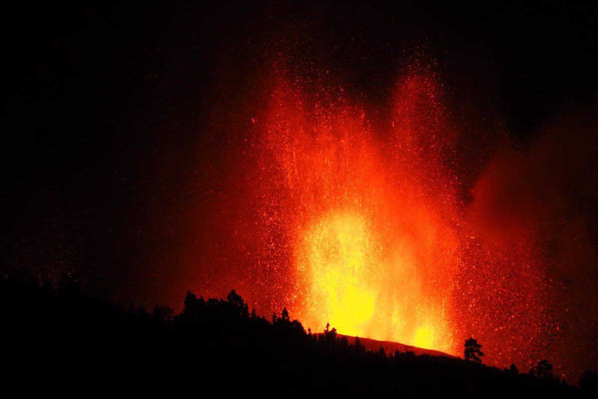 Boca eruptiva expulsa lava y piroclastos en la zona de Cabeza de Vaca en las Las Palmas, Islas Canarias / Foto: EP