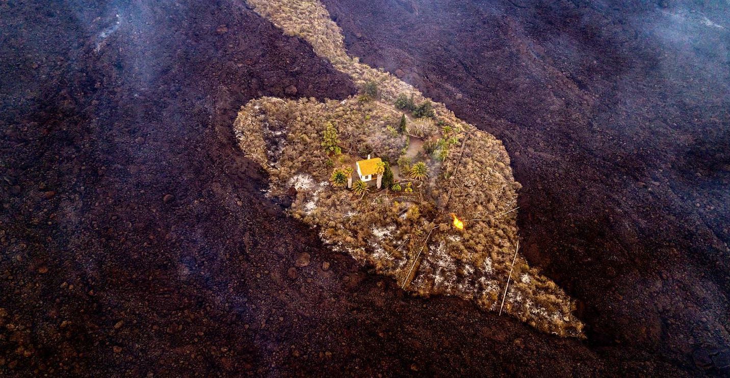 Una casa en mitad de la lava del volcán de La Palma queda a salvo de ser destrozada por la lava en la zona de El Paraíso, La Palma, a 21 de septiembre de 2021, en medio de laemergencia volcánica en Canarias (España) / Foto: Equipo I Love The World - EP