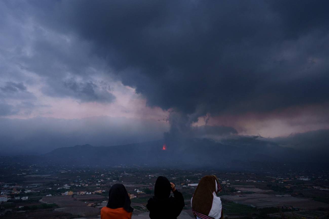 El dioxido de azufre del volcan de La Palma llega a la Peninsula sin impactar en la calidad del aire / Foto: Ramon de la Rocha - EFE - SINC